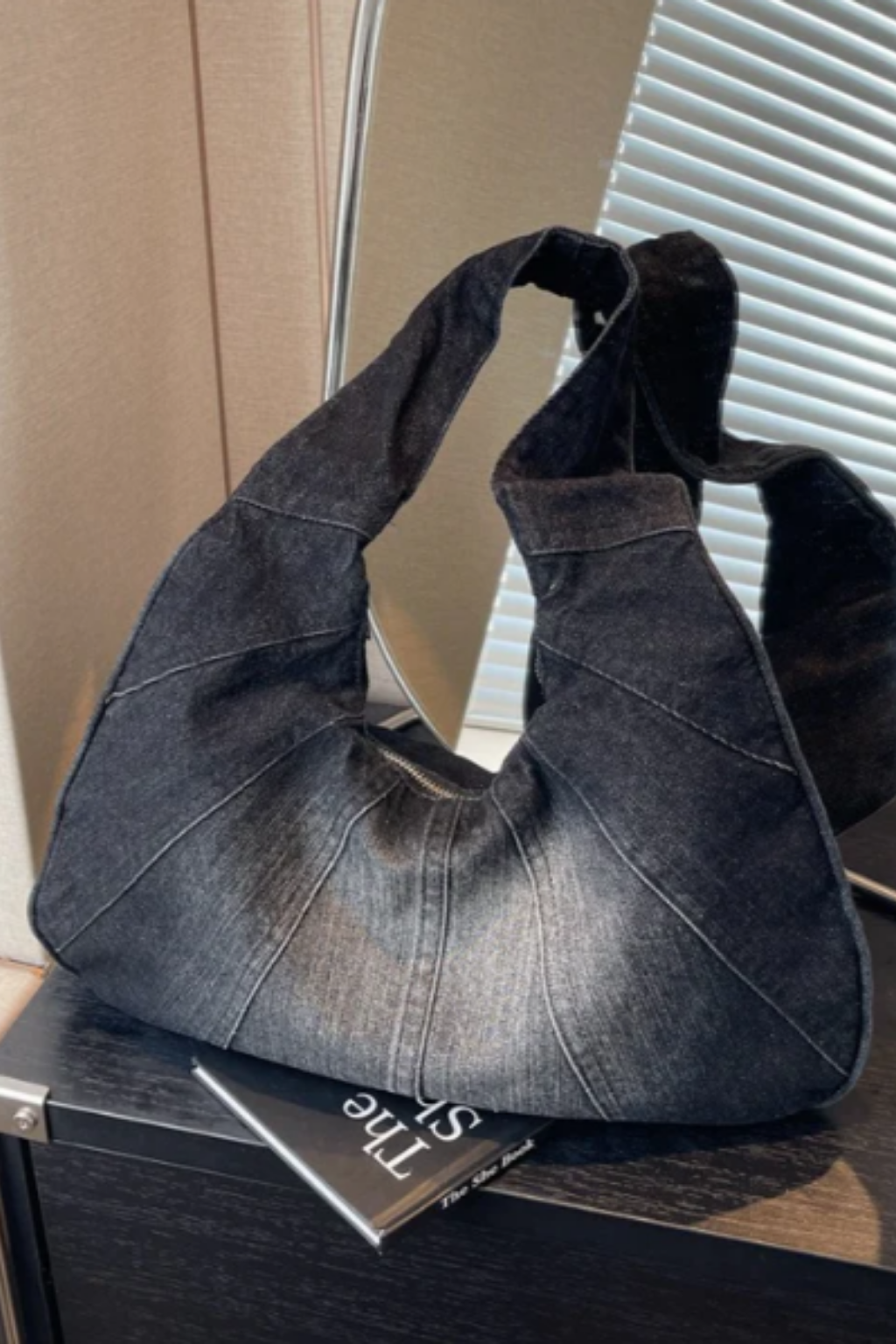 Open-Top Shoulder Bag with Fixed Straps for Everyday Use
