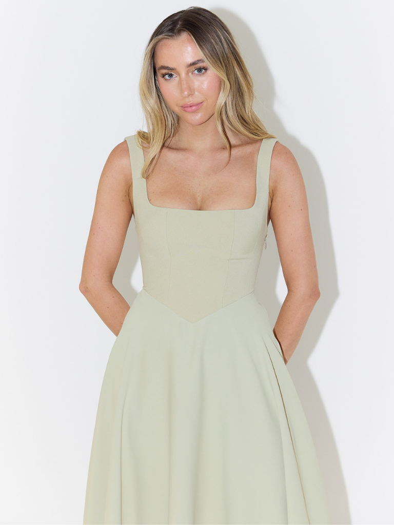 Elegantes Damenkleid mit Eckigem Ausschnitt: Stilvoll für Feste und Alltag 3
