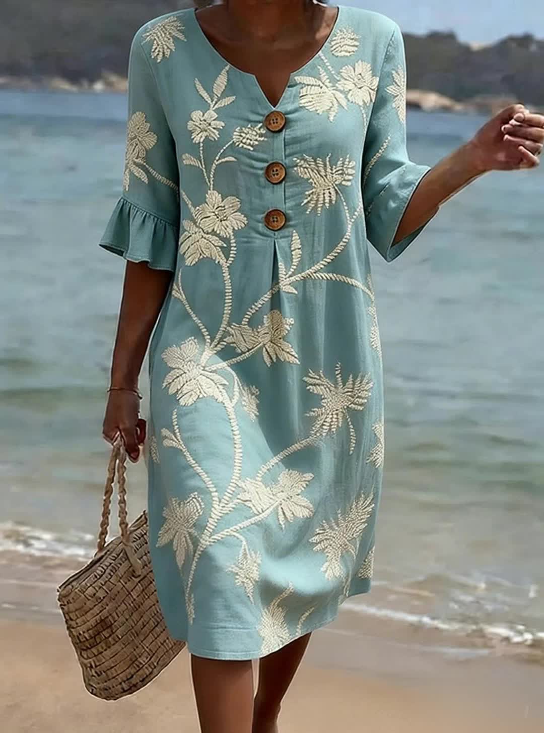 Luftiges Damenkleid mit Blumenprint: Eleganz für warme Tage 0